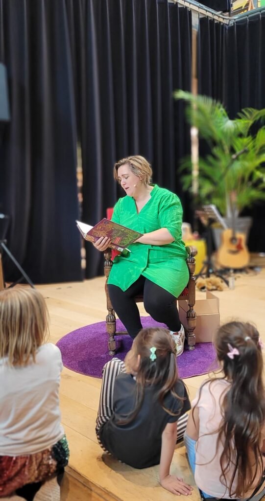 Tamara De Bel van De Kinderboekendealer leest voor tijdens een interactieve voorleesvoorstelling voor kinderen.