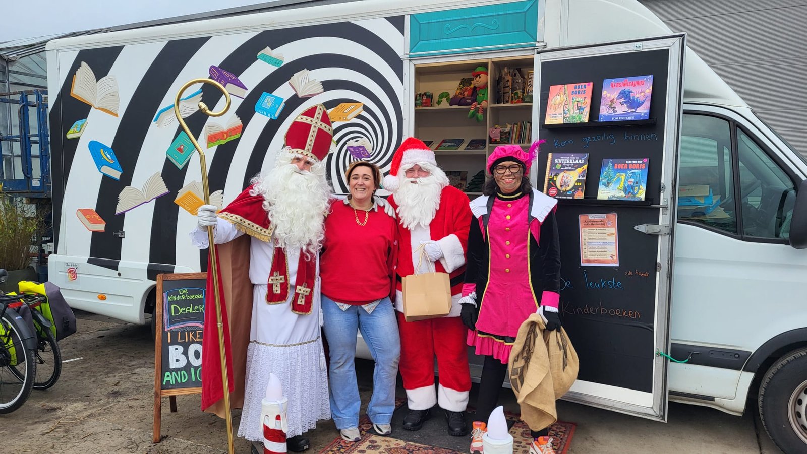 De Kinderboekendealer op bezoek van Sinterklaas en Kerstman, samen met Tamara en een Pietenact voor een feestelijke kinderboekenactiviteit.