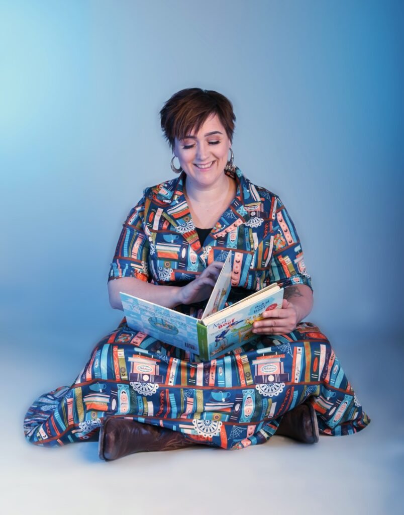 De Kinderboekendealer tijdens een fotoshoot met een kinderboek, passend bij workshops leesplezier, voorleestrainingen en collectieadvies.